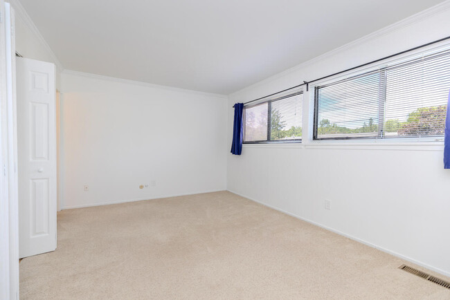 Building Photo - 725 Peninsula Ct