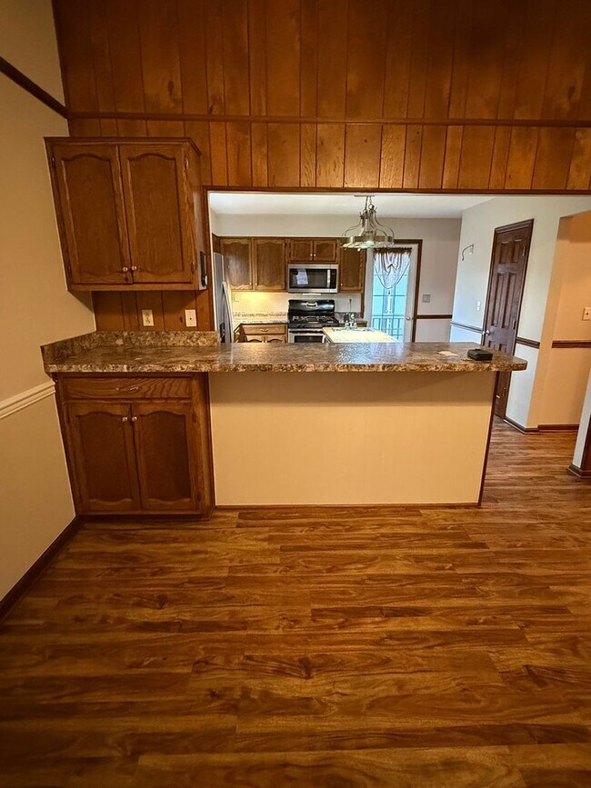 Building Photo - Rent free December & January  ! Sign a lease in December and enjoy December and January rent free!