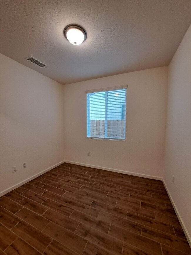 Building Photo - 3 Bedroom Home Near Armstrong & Olive!