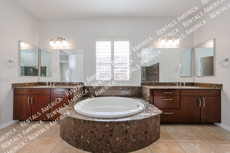 Building Photo - 1935 W Sparrow Dr