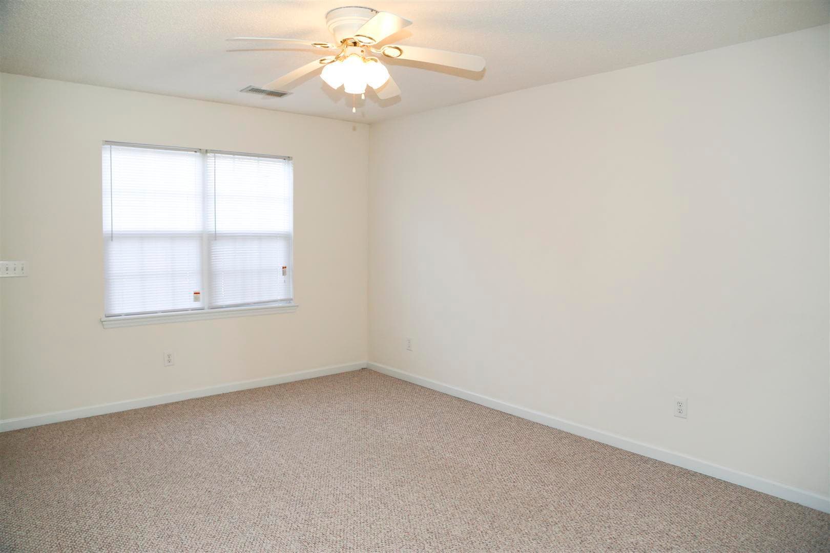 Building Photo - 121 W Ivybridge Dr