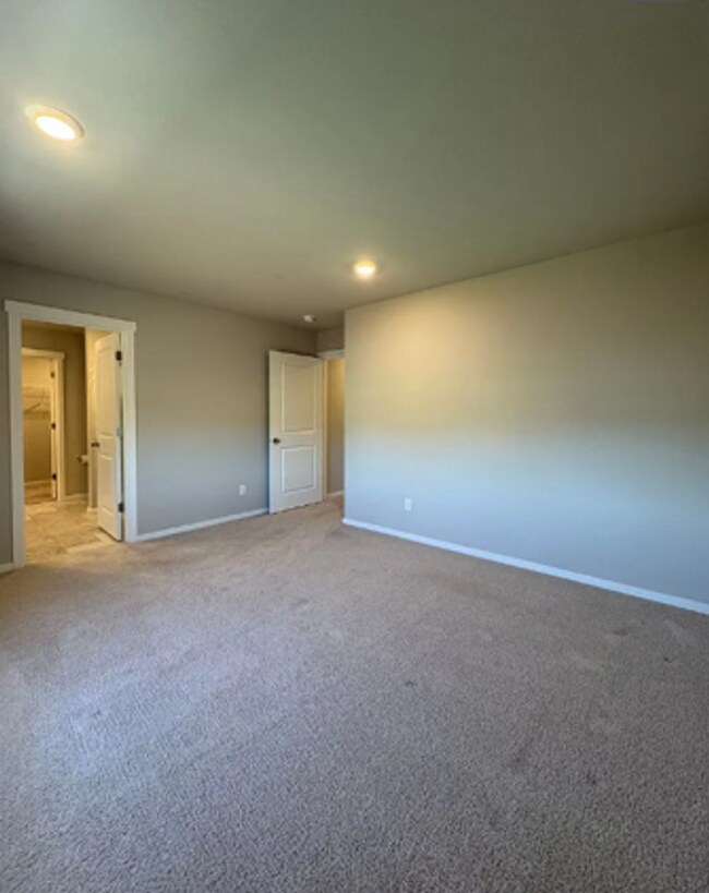 Building Photo - Stylish 4 bed/2.5 bath house