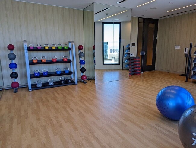 Building Photo - New Fully Furnished High Floor luxurious S...