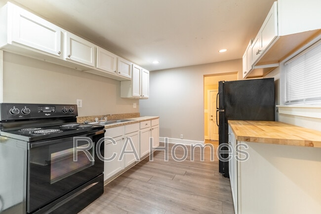 Building Photo - 704 Sanders St