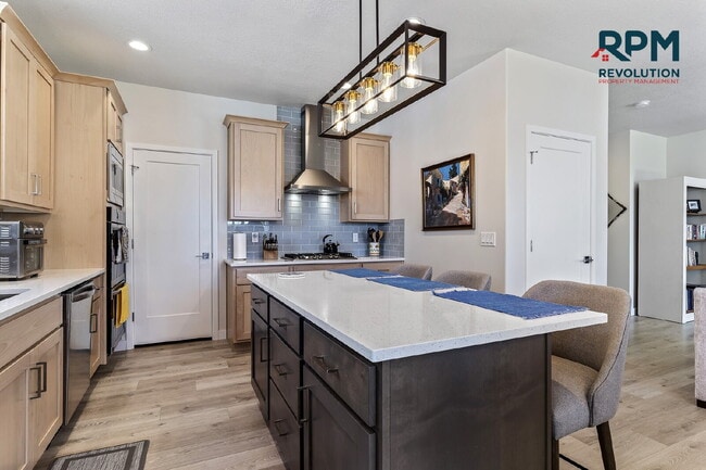Building Photo - "Charming West Haven Retreat: Spacious 3-B...