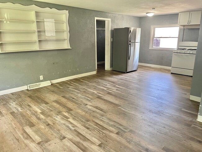 Building Photo - Fully remodeled 3 bedroom ranch with large...