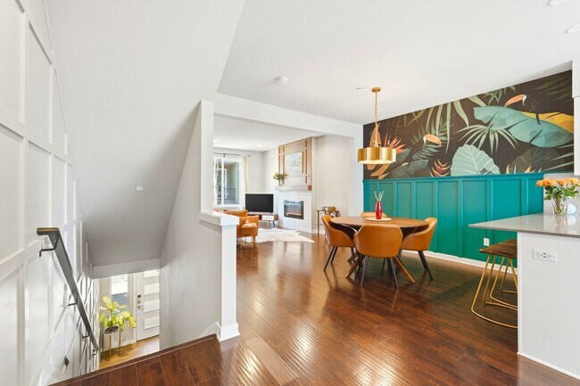 Building Photo - GORGEOUS Edmonds 2 Bedroom Primary Suites - Plus Flex Space