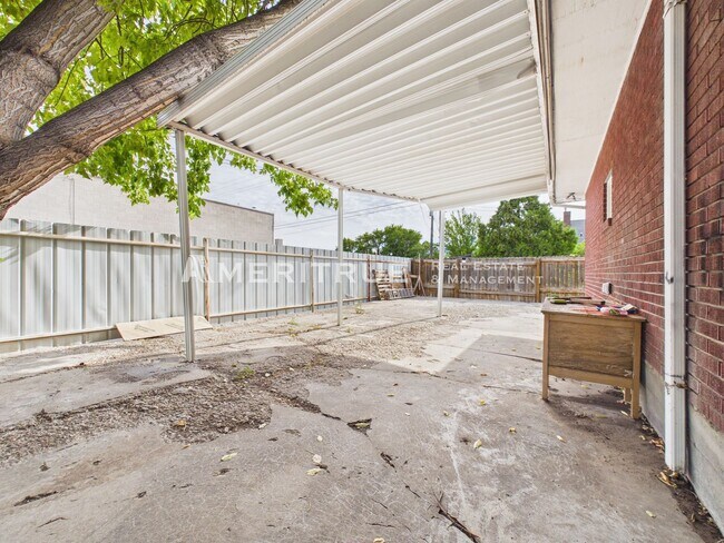 Building Photo - 197 E Utah Ave