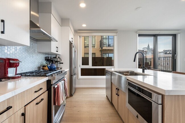 Building Photo - 457 W Broadway