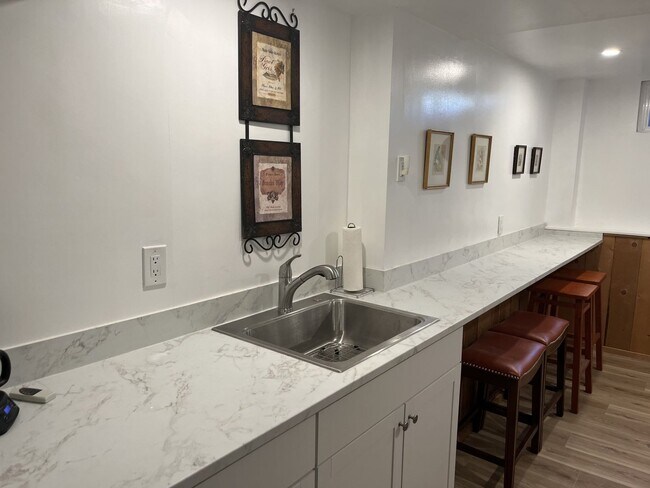 Building Photo - Updated Basement Unit Furnished or Unfurnished