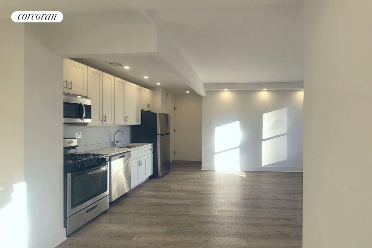 Building Photo - 45 W 81st St