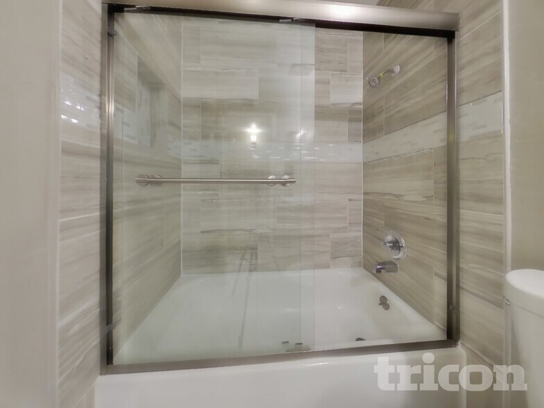 Building Photo - 1205 E Grove Cir