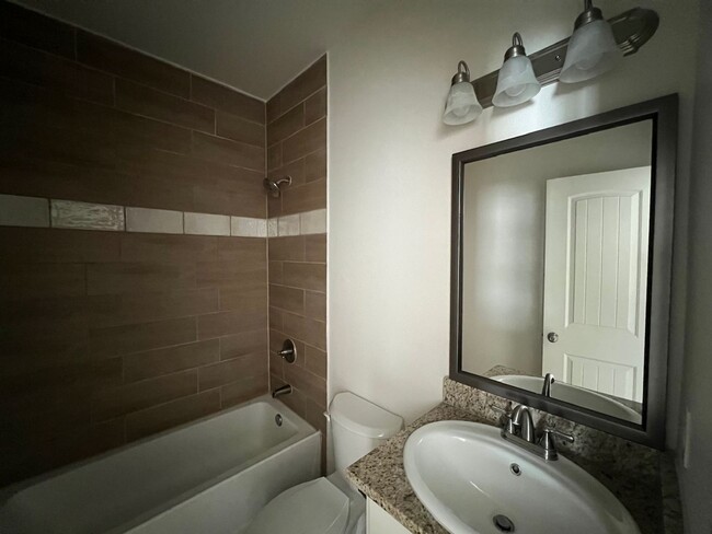 Building Photo - Stunning 3 bedroom, 3 bathroom home locate...