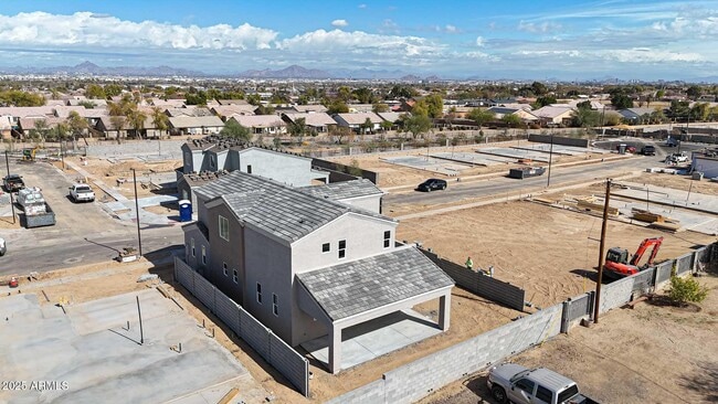 Building Photo - 921 E Desert Ln