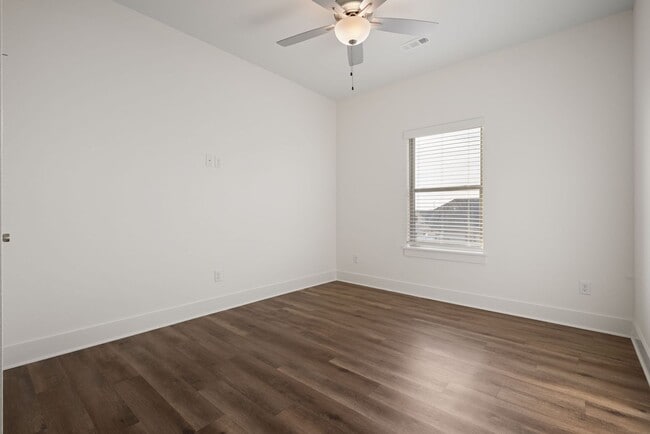 Building Photo - The Chateau at Been Road Villas 3 Bed, 2.5 Bath