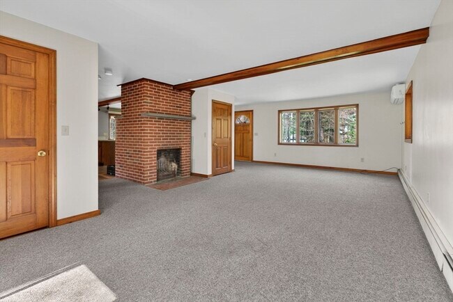 Building Photo - 6 Pine Woods Rd