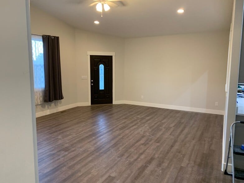 Building Photo - 19 W 800 N