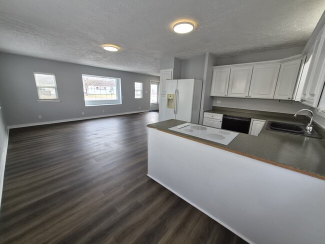 Building Photo - 484 Carol Dr