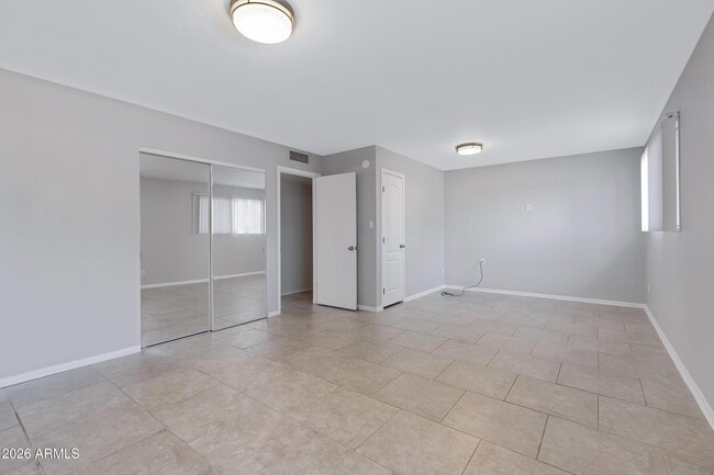 Building Photo - 1627 E Fremont Dr