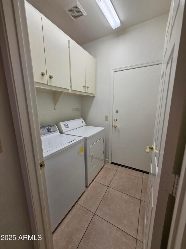 Building Photo - 5946 E Aire Libre Ln