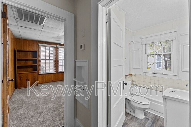 Building Photo - 1870 Kissingbower Rd