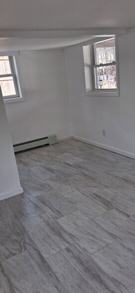 Building Photo - 28 Pineoaks Pl