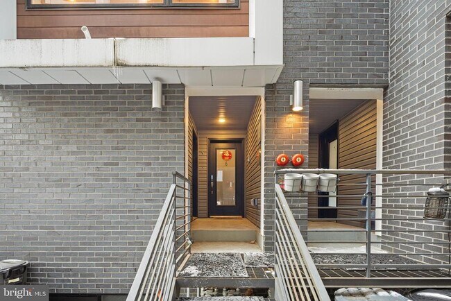 Building Photo - 1649 E Eyre St