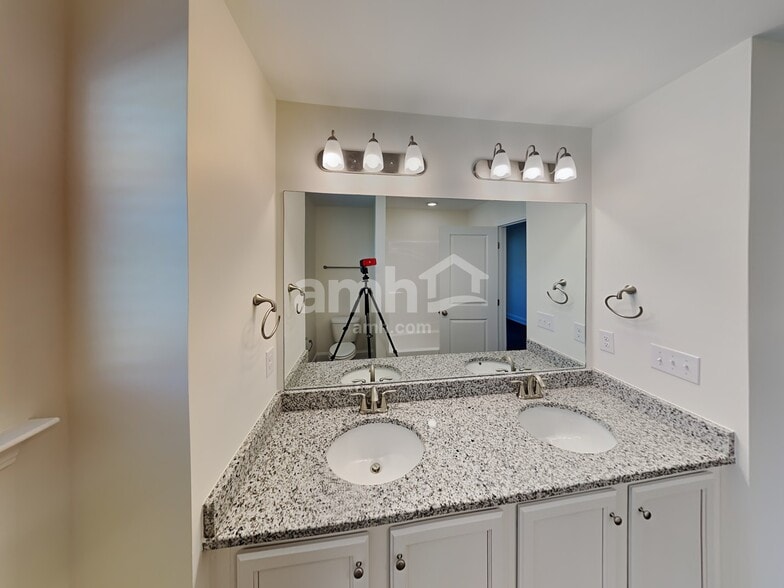 Building Photo - 1105 Amberly Wy
