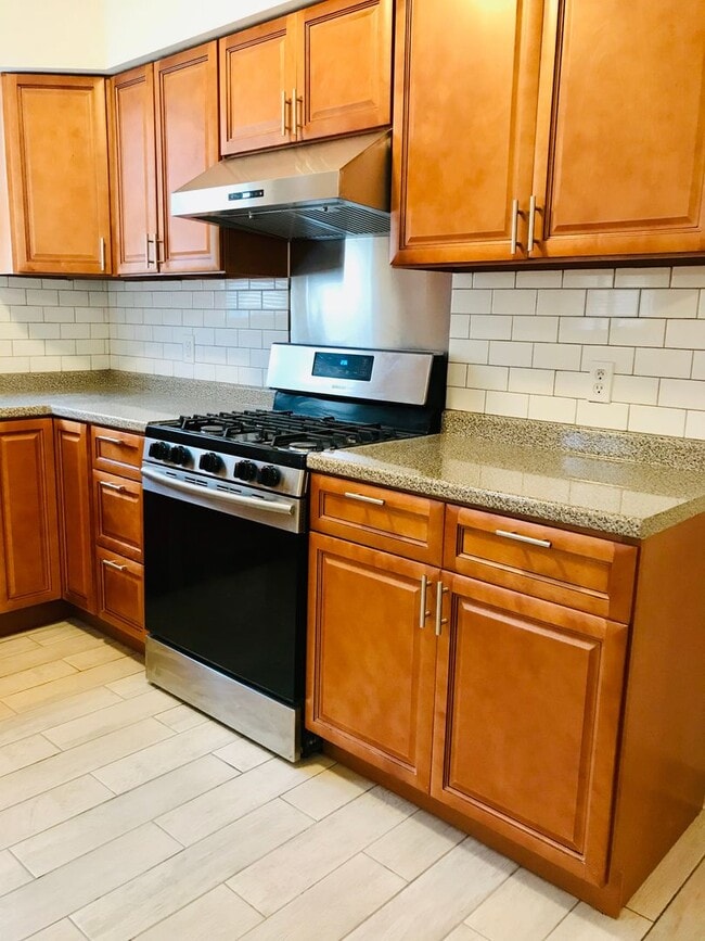 Building Photo - Gorgeous 3-Bedroom Townhome in Lawncrest! Available NOW!