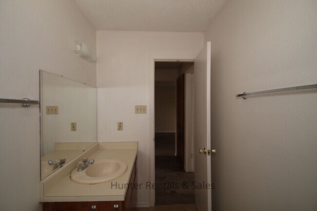Building Photo - 1604 Cedarhill Dr