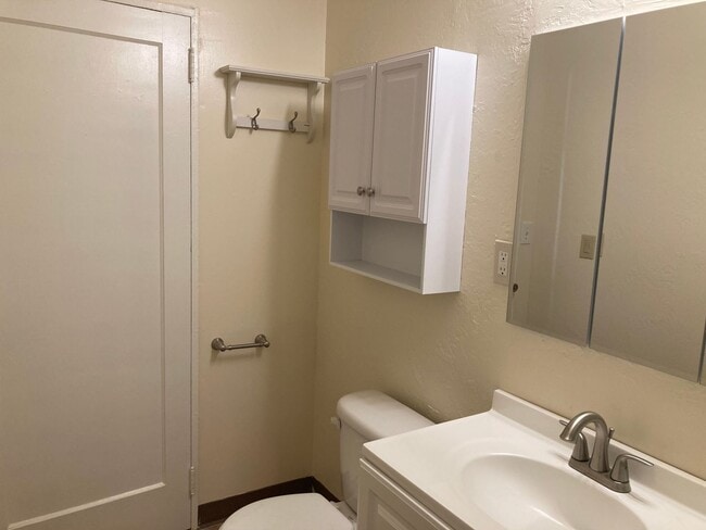 Building Photo - Comfortable 3 bedroom 1 bath
