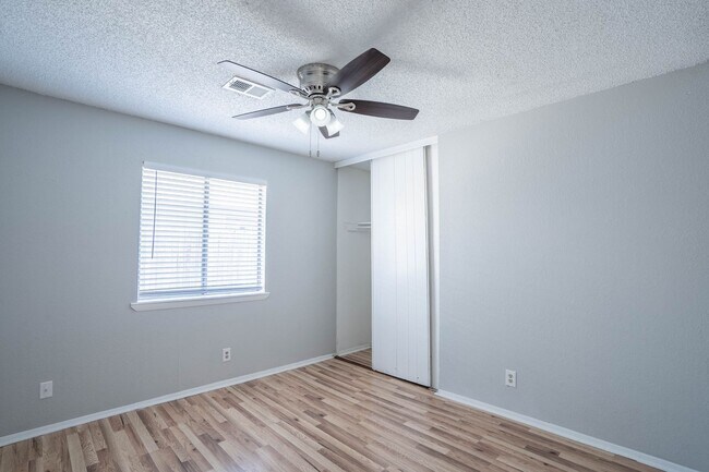 Building Photo - Stunning remodeled 2 Bedroom home in great area!