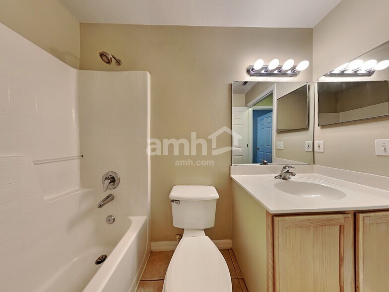 Building Photo - 70 Reeding Ridge Dr W