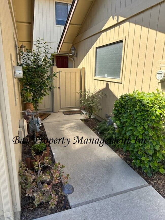 Building Photo - Gated Willowood condo with 3 bedrooms, 2 1/2 baths