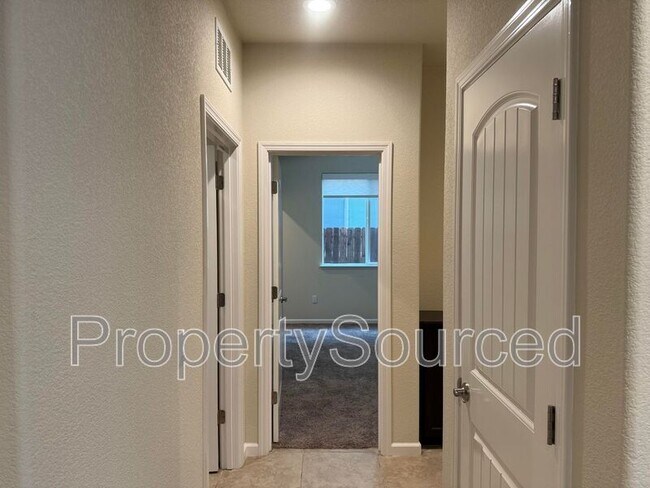 Building Photo - 3832 Lookout Dr