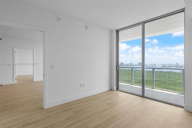 Building Photo - 2411 Laguna Cir