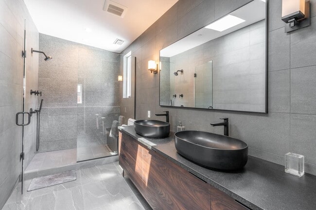 Building Photo - 103 17th St SE