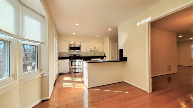 Building Photo - Fabulous 3BR/3.5BA Potomac Townhome, in In...
