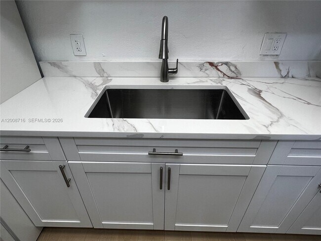 Building Photo - 7124 Southgate Blvd