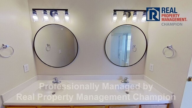 Building Photo - Charming 4 BD/2.5 BA with Wrap Around Porc...