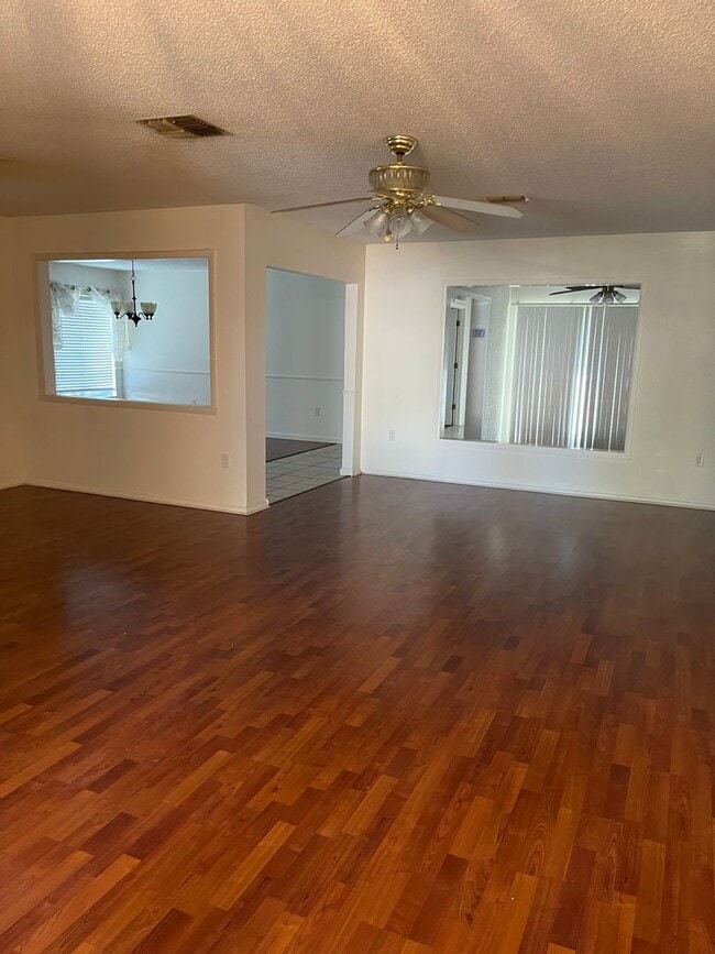 Building Photo - Spacious 3  Bedroom plus Den 3.5 baths 2 c...