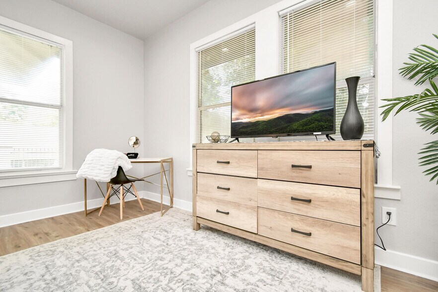 Building Photo - 1326 Hussion St