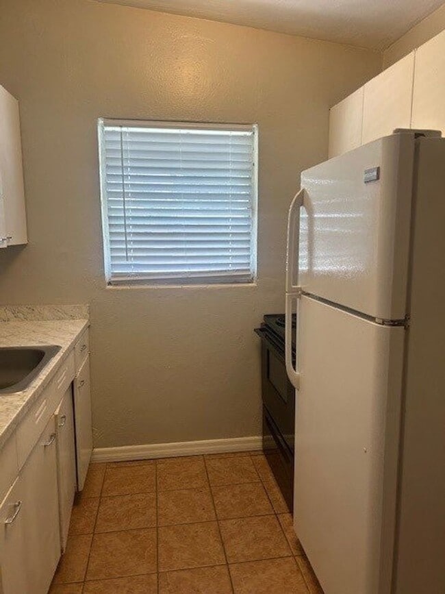Building Photo - Spacious 3 bedroom 1 bathroom home with ni...