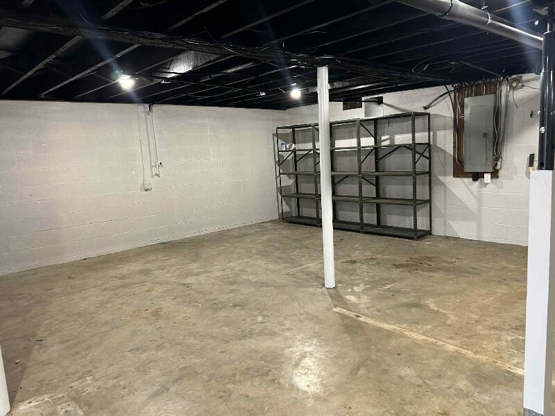 Building Photo - 304 Greenview Dr
