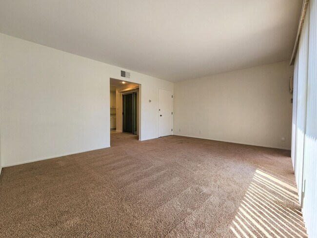 Building Photo - Updated 2br/1ba Apartment Near Downtown Palo Alto available May 9th!