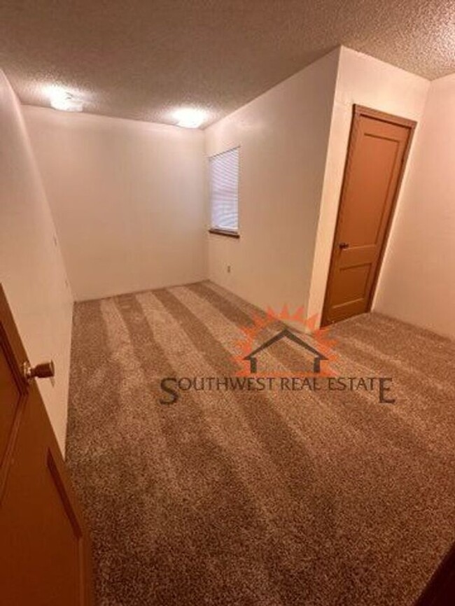 Building Photo - Spacious 2 bedrooms 1 bath duplex