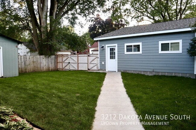 Building Photo - 3212 Dakota Ave S