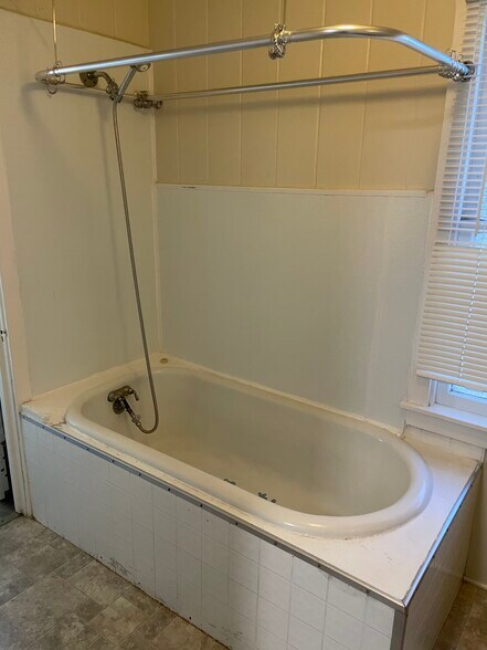 Building Photo - 721 N Church St