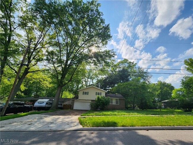 Building Photo - 3032 Englewood Dr