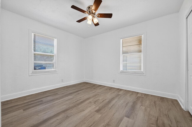 Building Photo - 933 30th Ct